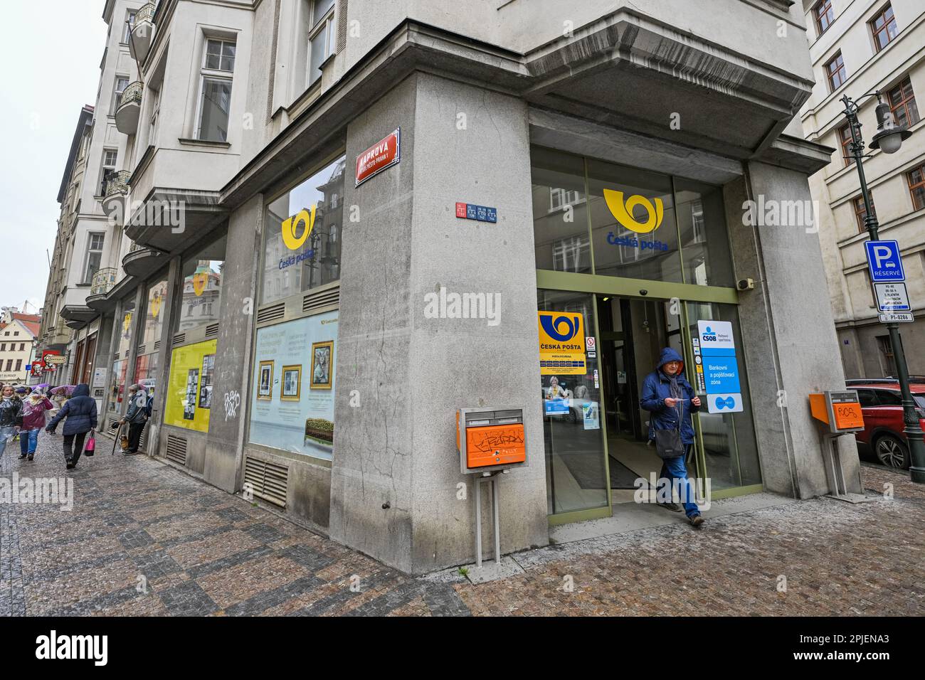 L'operatore postale nazionale Czech Post (CP) ha pubblicato oggi, il 31 marzo 2023, un elenco di 300 filiali che saranno chiuse entro la metà dell'anno, secondo le informazioni contenute nel sito web di CP. CP ha selezionato le filiali in base al numero di clienti, al numero di transazioni, alla redditività economica delle loro operazioni e a criteri importanti dal punto di vista del cliente, quali l'accesso senza barriere e l'accessibilità dei trasporti pubblici. Nella foto si trova il ramo della posta ceca all'angolo tra le vie Kaprova e Zatecka. (Foto CTK/Vit Simanek) Foto Stock