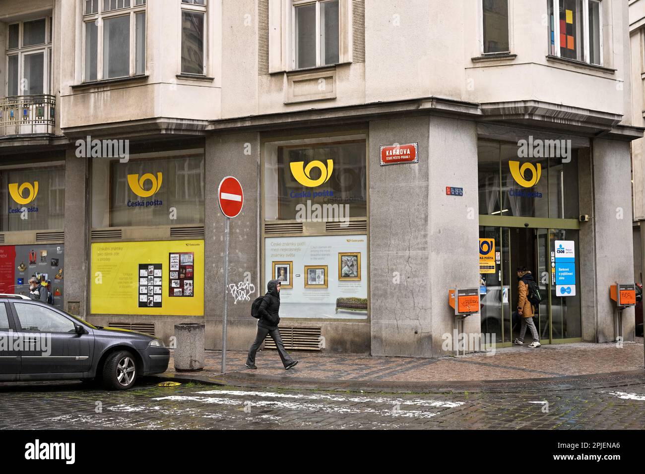 L'operatore postale nazionale Czech Post (CP) ha pubblicato oggi, il 31 marzo 2023, un elenco di 300 filiali che saranno chiuse entro la metà dell'anno, secondo le informazioni contenute nel sito web di CP. CP ha selezionato le filiali in base al numero di clienti, al numero di transazioni, alla redditività economica delle loro operazioni e a criteri importanti dal punto di vista del cliente, quali l'accesso senza barriere e l'accessibilità dei trasporti pubblici. Nella foto si trova il ramo della posta ceca all'angolo tra le vie Kaprova e Zatecka. (Foto CTK/Vit Simanek) Foto Stock
