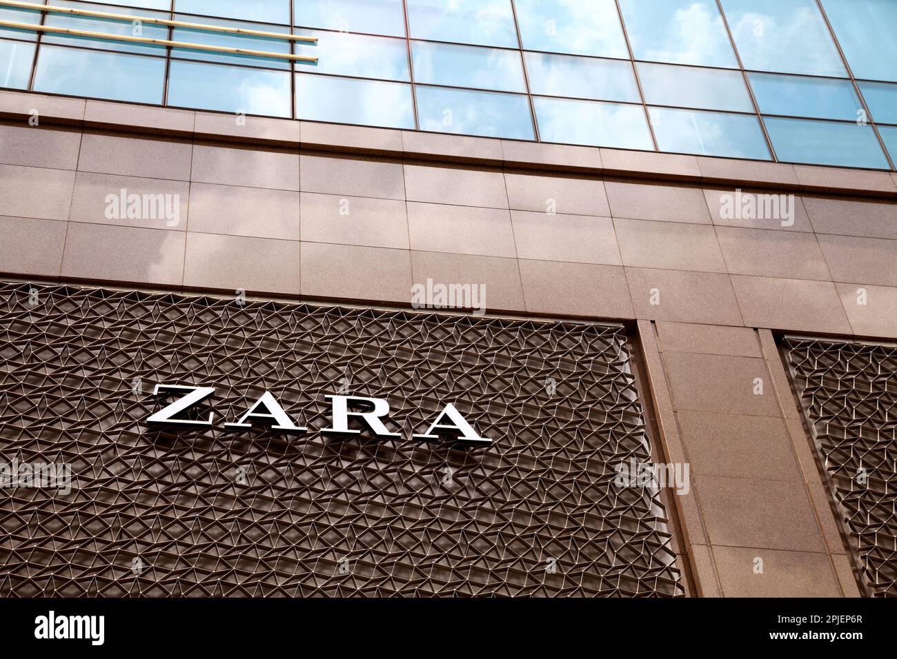 Ho Chi Minh City, Vietnam - 28 marzo 2023: Logo Zara sulla facciata di un negozio di moda veloce. Popolare segno di marca di abbigliamento fuori da un centro commerciale Foto Stock