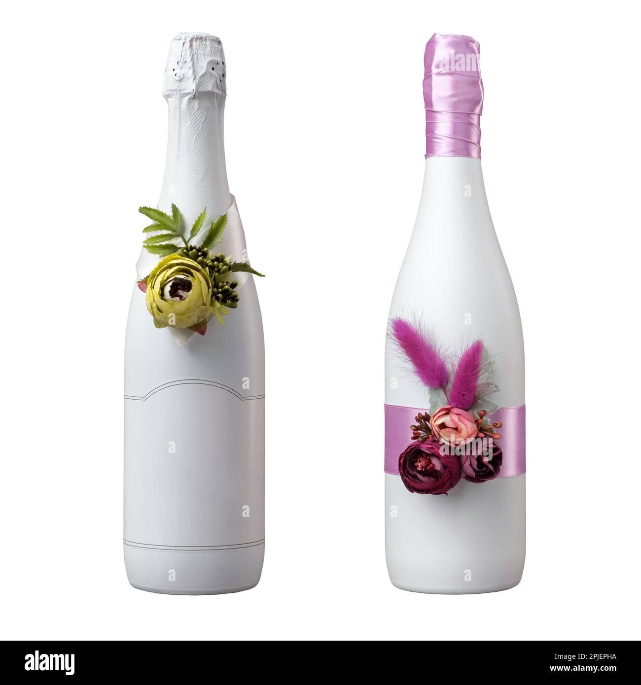 Due bottiglie di champagne decorate, isolate su sfondo bianco. Foto Stock