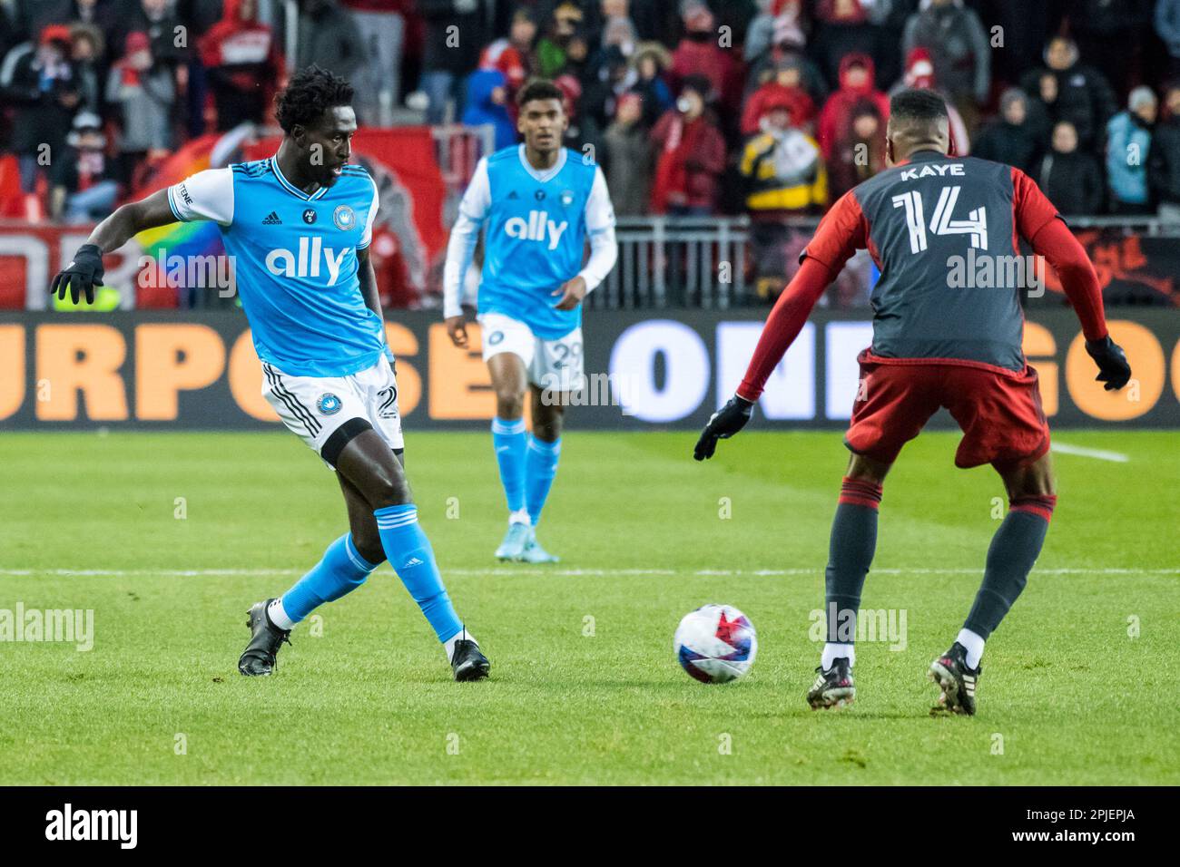 Toronto, Canada. 01st Apr, 2023. Derrick Jones #20 (L) e Mark-Anthony Kaye #14 (L) in azione durante il gioco MLS tra il Toronto FC e il Charlotte FC al BMO Field di Toronto. Il gioco è terminato nel 2-2 (Foto di Angel Marchini/SOPA Images/Sipa USA) Credit: Sipa USA/Alamy Live News Foto Stock