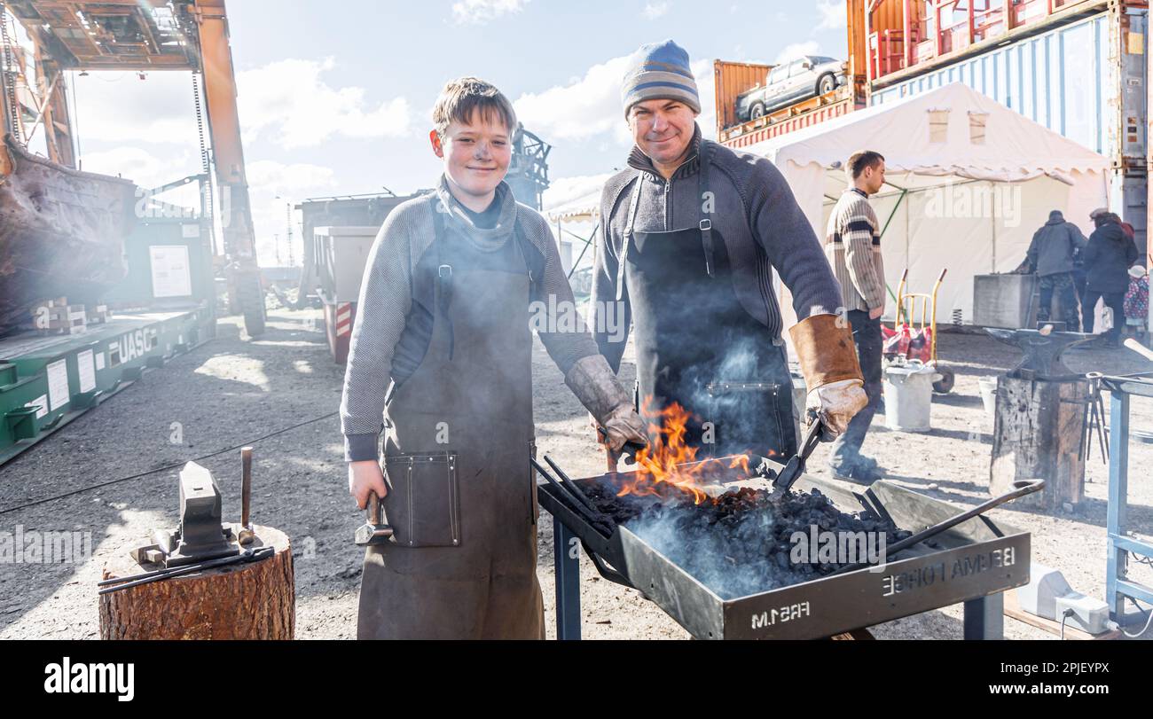 Amburgo, Germania. 02nd Apr, 2023. Jan Schilling e il figlio Alexander forgiano coltelli in modo tradizionale all'apertura della stagione nel Museo del Porto Tedesco - posizione capannone 50A. Credit: Markus Scholz/dpa/Alamy Live News Foto Stock