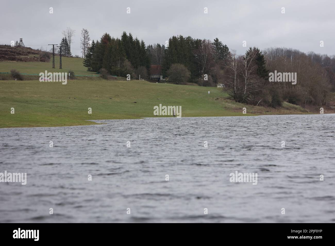 Elend, Germania. 02nd Apr, 2023. La pioggia ha riempito la diga di Mandelholz vicino a Elend dopo l'estate secca dello scorso anno. La diga funge da serbatoio di controllo delle alluvioni per il Kalte Bode. Il lago artificiale è molto frequentato dai pescatori e dagli escursionisti. La balneazione non è consentita a causa della produzione di acqua potabile. Nei prossimi giorni, il tempo rimarrà invariato. Le temperature non sono previste per aumentare di nuovo fino al fine settimana. Credit: Matthias Bein/dpa/Alamy Live News Foto Stock