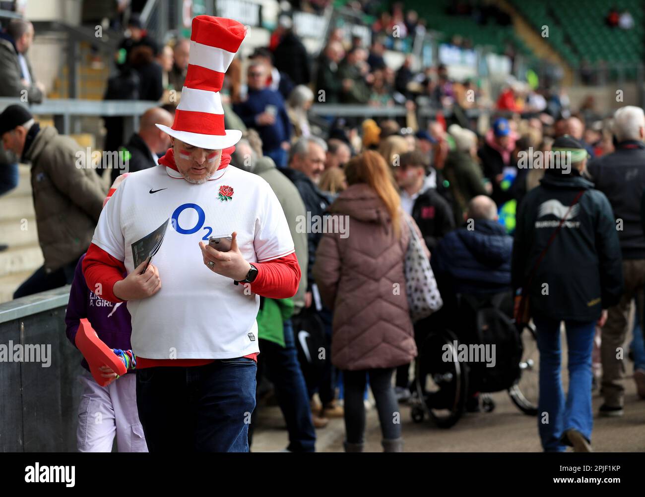 I fan inglesi precedono la partita delle sei Nazioni di TikTok Women's Six Nations al Cinch Stadium presso i Franklin's Gardens, Northampton. Data immagine: Domenica 2 aprile 2023. Foto Stock