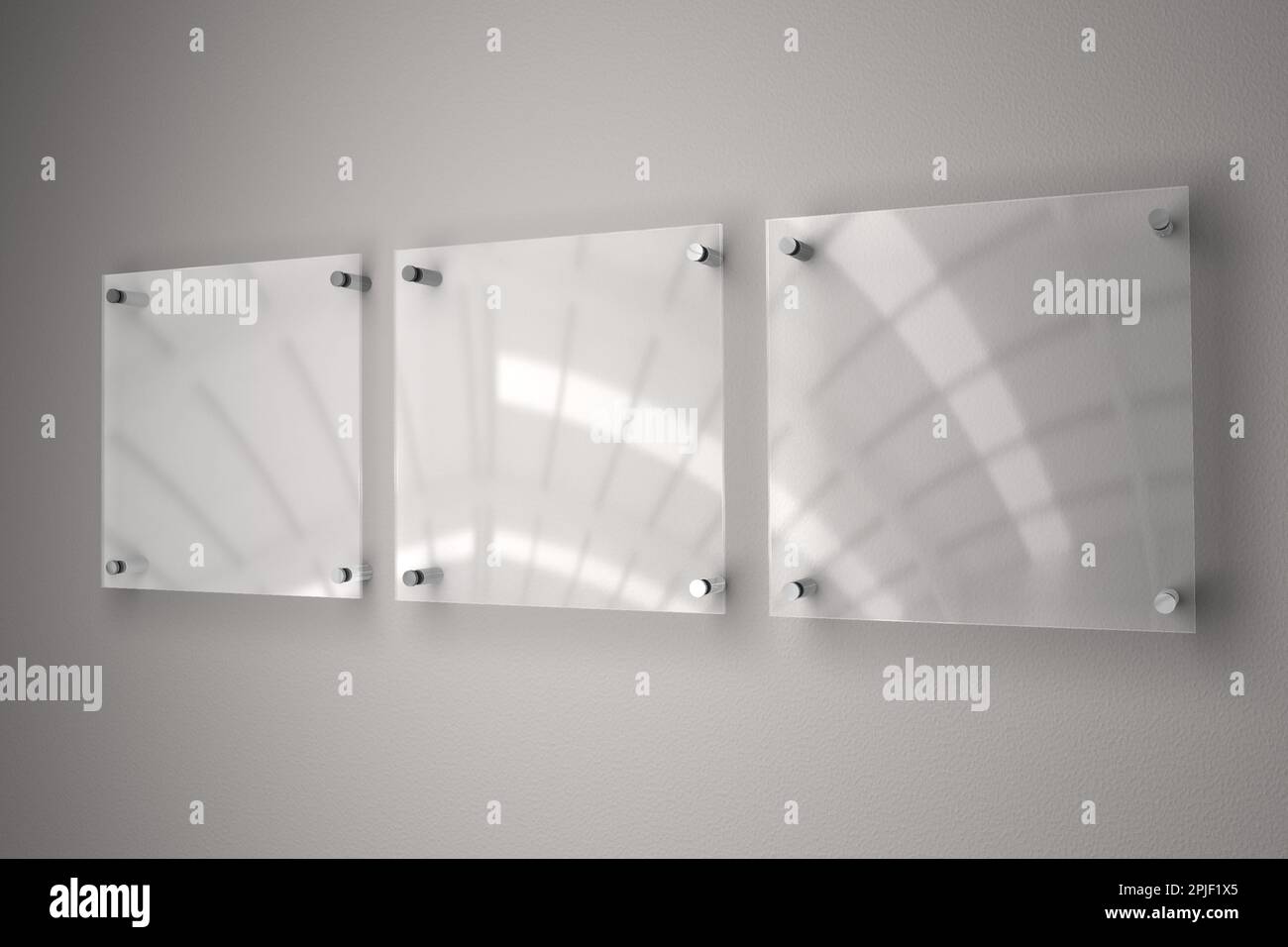 Elegante e professionale: Targhe in plexiglass su sfondo grigio Foto Stock