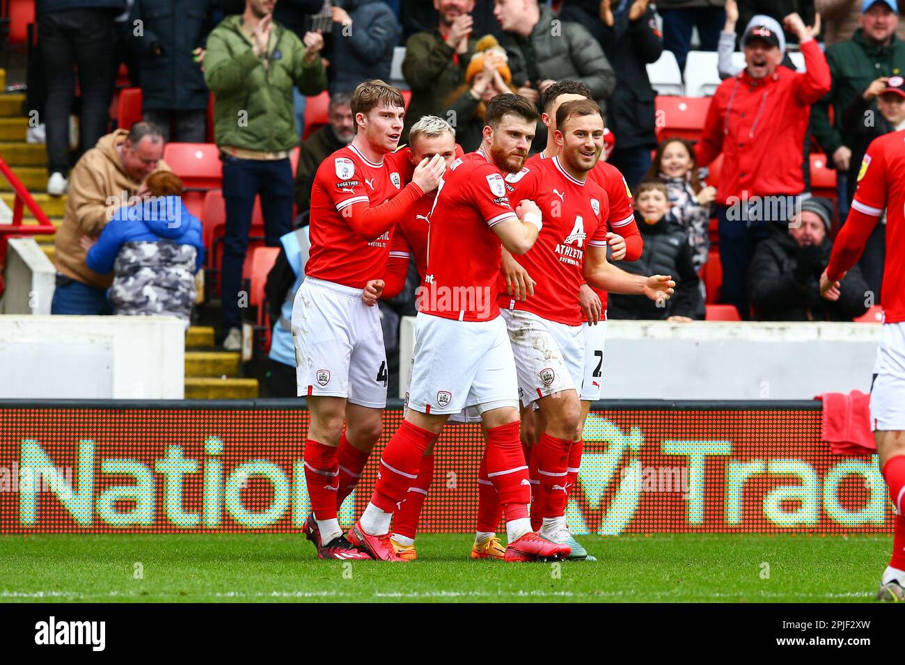 Oakwell Stadium, Barnsley, Inghilterra - 1st aprile 2023 Barnsley giocatori mob Herbie Kane (8) dopo aver segnato lì 3rd gol - durante il gioco Barnsley v Morecambe, Sky Bet League One, 2022/23, Oakwell Stadium, Barnsley, Inghilterra - 1st aprile 2023 Credit: Arthur Haigh/WhiteRosePhotos/Alamy Live News Foto Stock