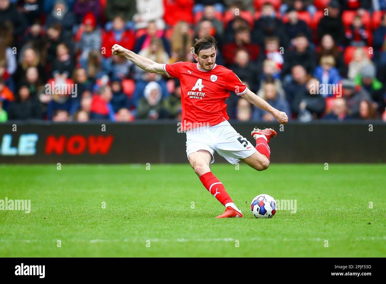 Oakwell Stadium, Barnsley, Inghilterra - 1st aprile 2023 Liam Kitching (5) di Barnsley - durante il gioco Barnsley v Morecambe, Sky Bet League One, 2022/23, Oakwell Stadium, Barnsley, Inghilterra - 1st aprile 2023 Credit: Arthur Haigh/WhiteRosePhotos/Alamy Live News Foto Stock