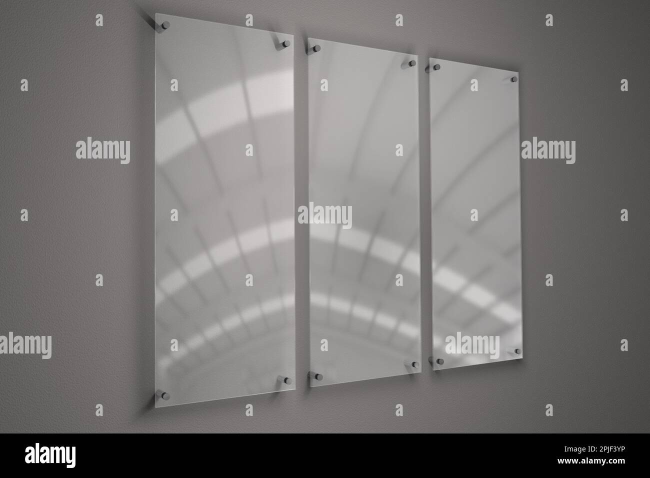 Elegante e professionale: Targhe in plexiglass su sfondo grigio Foto Stock