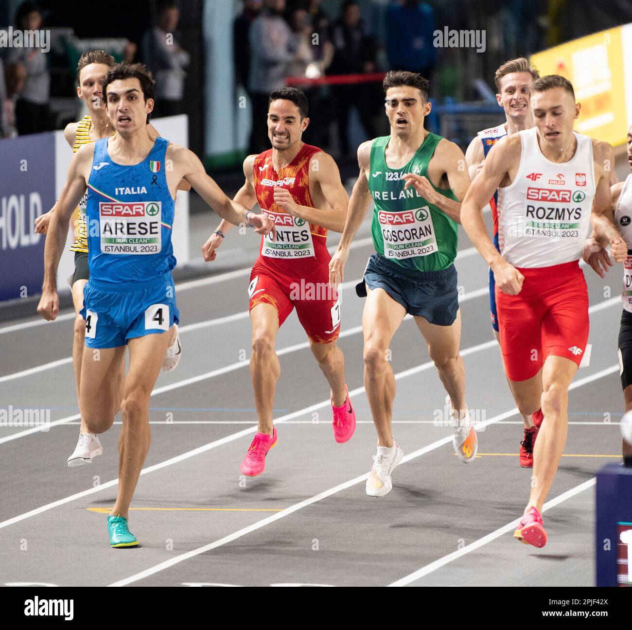 Pietro Arese d’Italia e Michał Rozmys di Polonia in gara nelle manche maschili del 1500m ai Campionati europei di atletica indoor di Ataköy Athletic Foto Stock