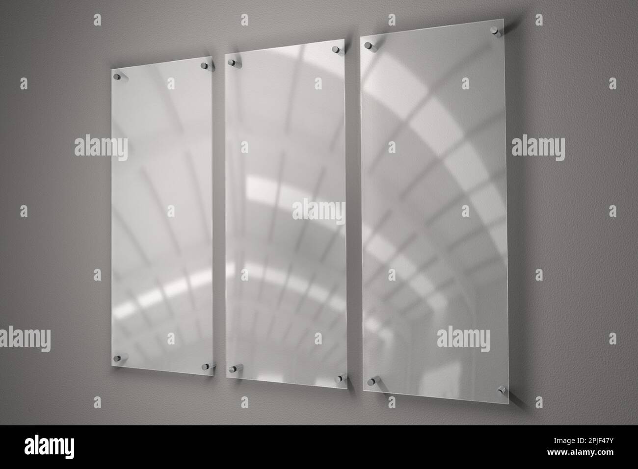 Elegante e professionale: Targhe in plexiglass su sfondo grigio Foto Stock