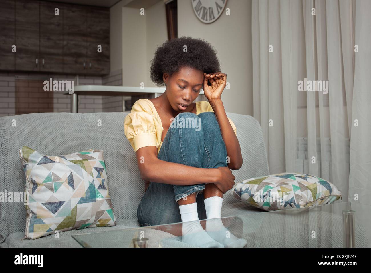 Ritratto di una donna nera afro-americana. Depressione, mal di testa, solitudine dopo una rottura, malattia mentale, stress sul lavoro, anelito, tristezza. Sgalla Foto Stock