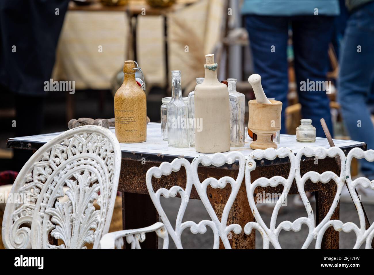 Primo piano di una collezione di bottiglie di vetro e ceramica d'epoca in stand mercato al Frome Sunday Market, Somerset, Regno Unito, il 2 aprile 2023 Foto Stock
