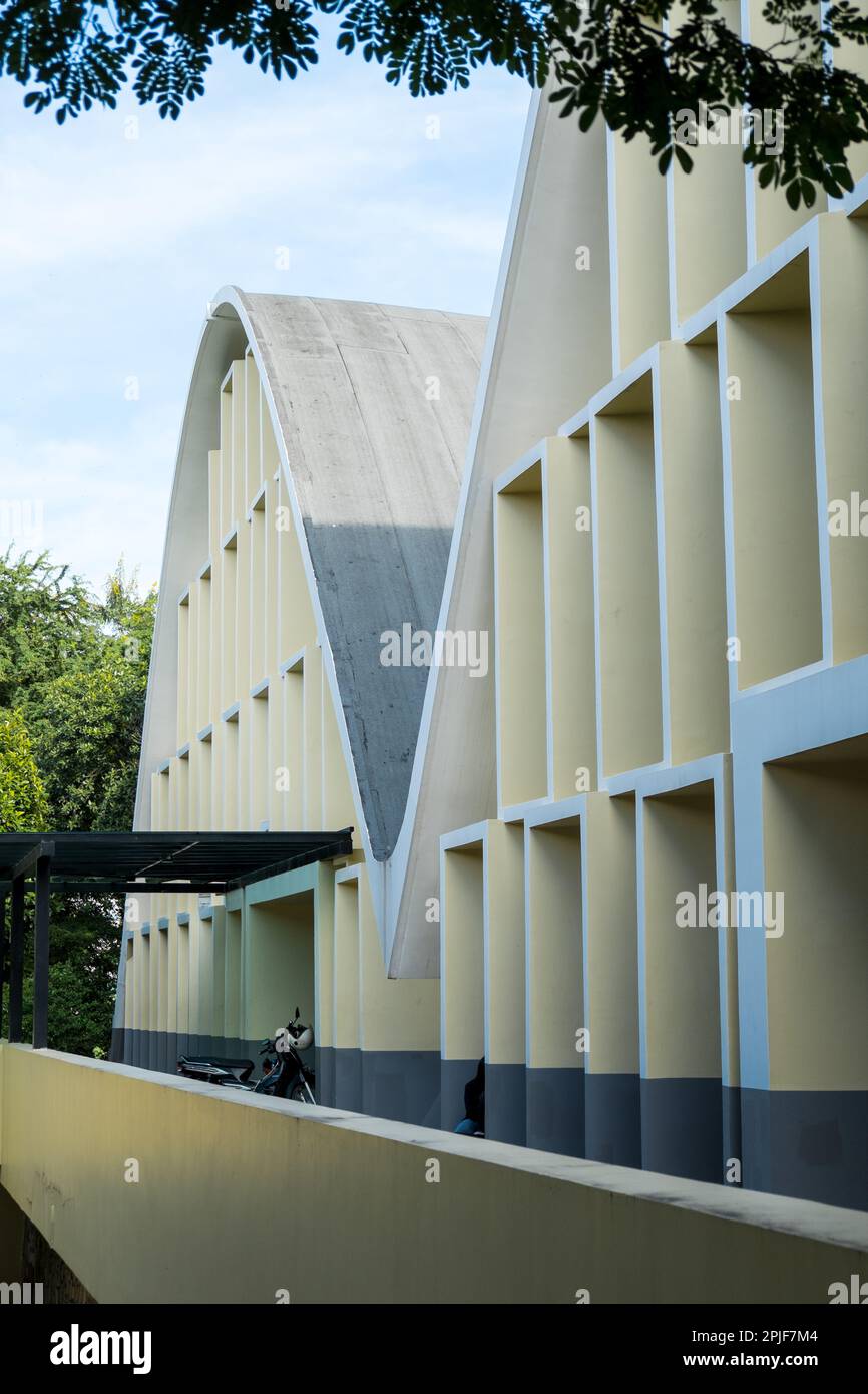 Sala principale parabolica della Royal University di Phnom Penh in Cambogia. Progettato dalla collaborazione architettonica francese Leroy e Mondet nel 1968. Foto Stock