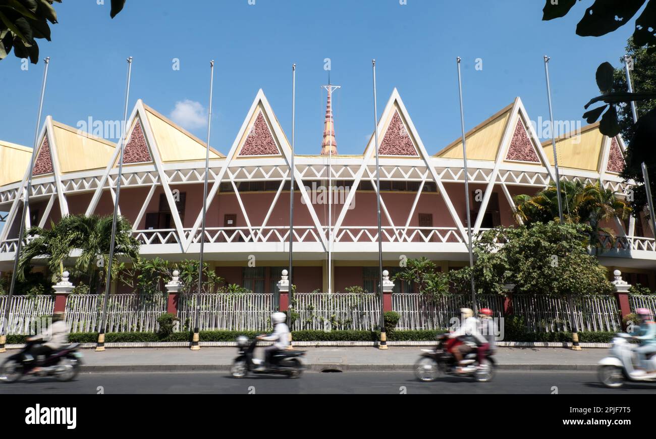 La sala conferenze Chaktomuk, a forma di ventaglio, progettata dal famoso pioniere dell'architettura 'New Khmer' Vann Molyvann, è stata inaugurata nel 1961. Foto Stock