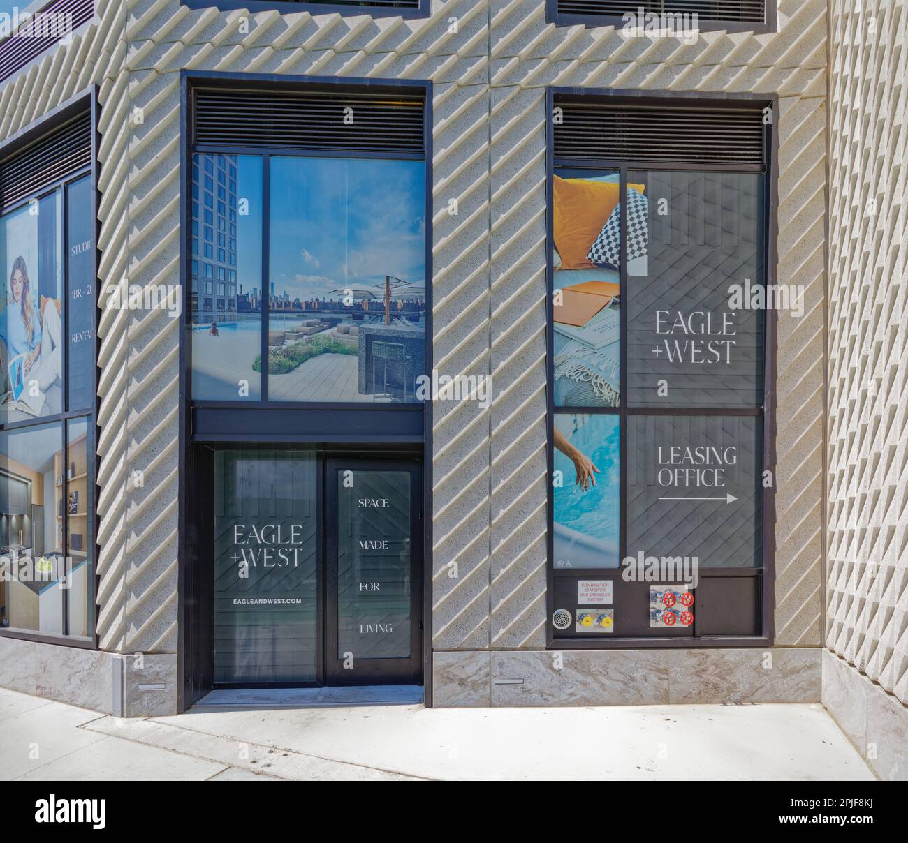 Dettagli Eagle + West: I pannelli in cemento testurizzato aumentano l'interesse visivo del complesso. Foto Stock