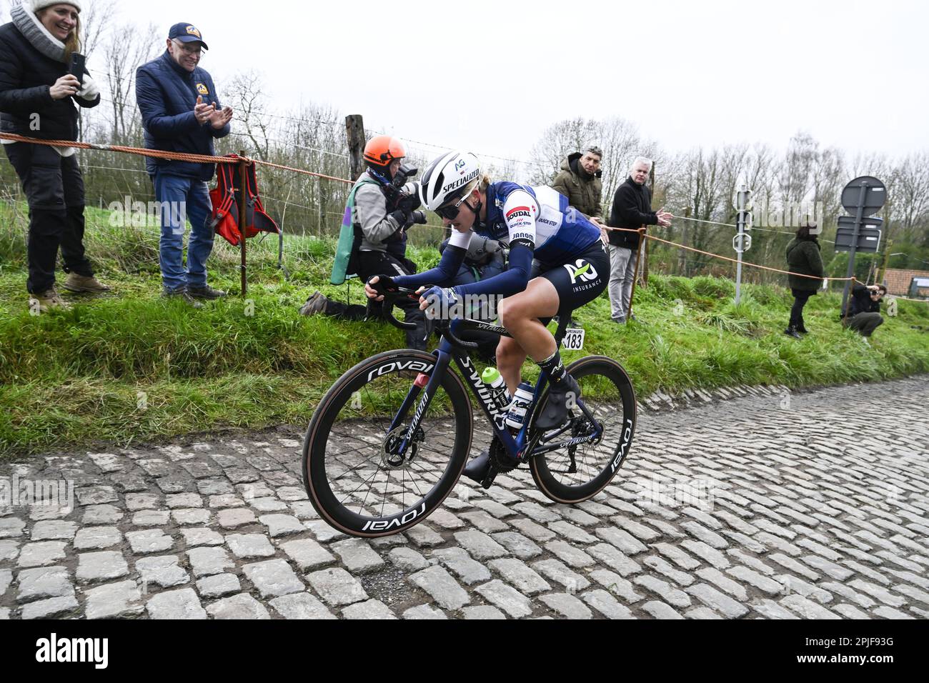 Oudenaarde, Belgio. 02nd Apr, 2023. Nuovo Zealander Ally Wollaston di AG Insurance - Soudal Quick-Step Team raffigurato in azione durante la gara femminile del 'Ronde van Vlaanderen/ Tour des Flandres/ Tour of Flanders', evento ciclistico di un giorno, 158km con partenza e arrivo a Oudenaarde, domenica 02 aprile 2023. BELGA PHOTO TOM GOYVAERTS Credit: Agenzia Notizie Belga/Alamy Live News Foto Stock