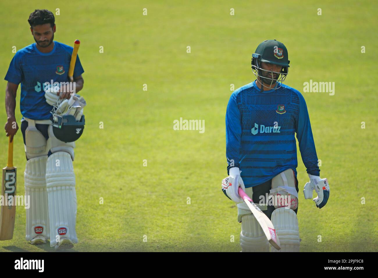 Mahmudul Hasan Joy (L) e Tamim Iqbal (R) Bangladesh Test Cricket Team partecipa a una sessione di allenamento prima della loro alpne Test Match a Sher-e-Bangla nati Foto Stock