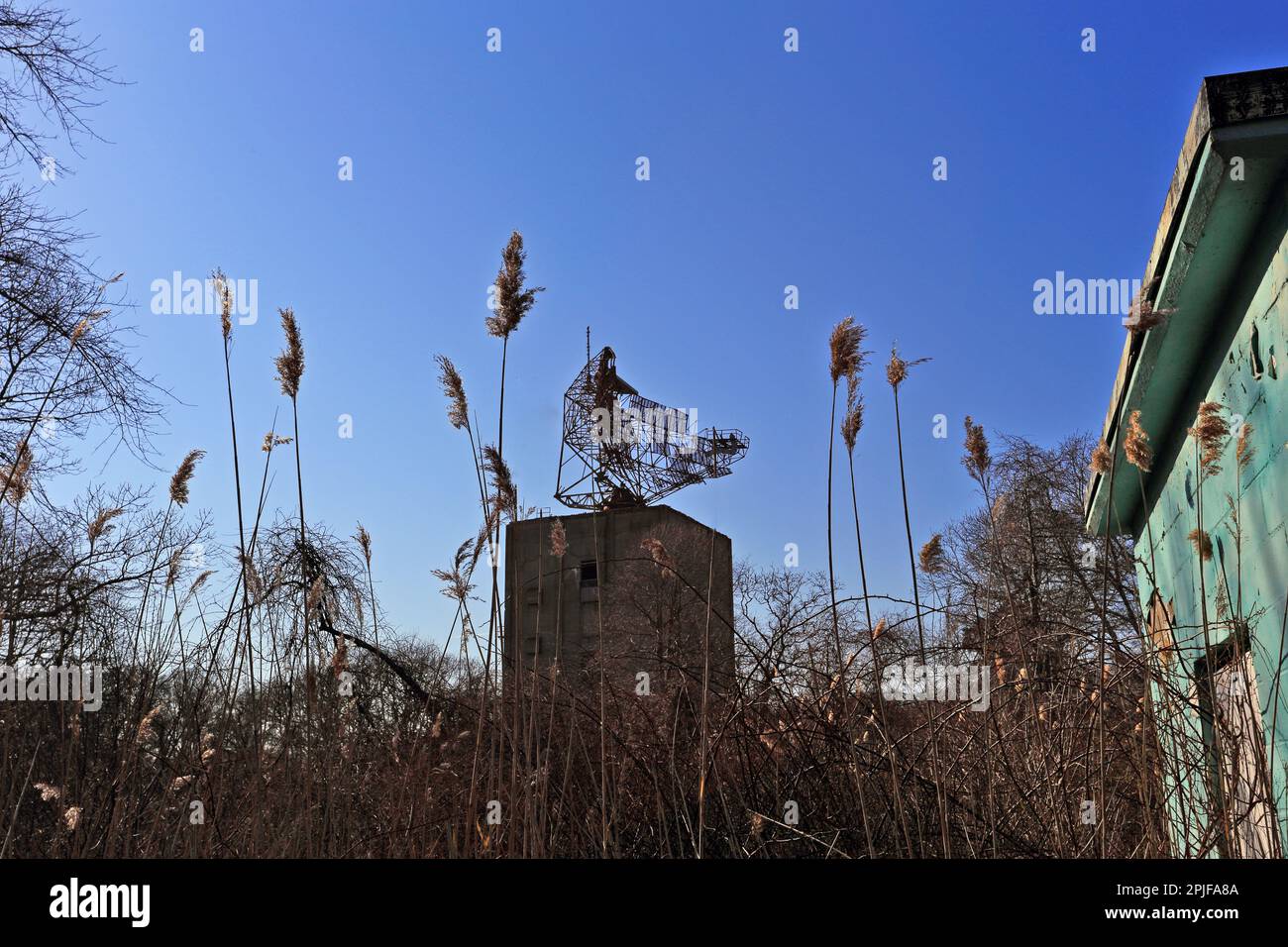 Antenna radar abbandonata, Camp Hero state Park, ex base dell'esercito e dell'aeronautica degli Stati Uniti, Montauk, Long Island, NY Foto Stock