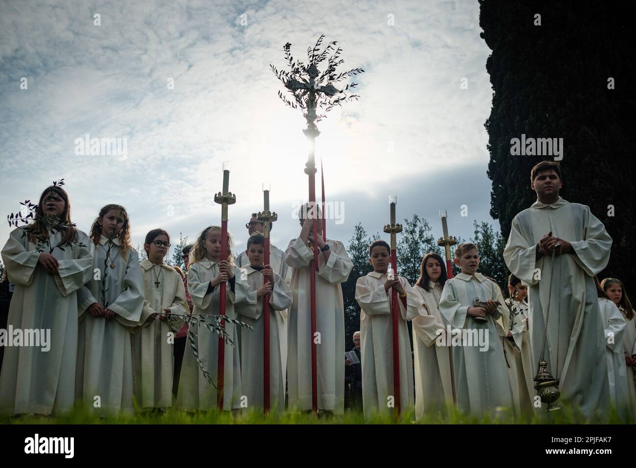 Castello di Godego, Italia. 02nd Apr, 2023. Durante la celebrazione si vedono i ragazzi dell'altare. La Domenica delle Palme, detta anche Domenica della Passione, è il primo giorno della settimana Santa, si celebra la domenica prima di Pasqua nella cittadina di Castello di Godeo, Italia, con processioni dove si marciano con palma o rami di ulivo, per commemorare l'ingresso di Gesù Cristo in Gerusalemme. (Foto di Davide Bonaldo/SOPA Images/Sipa USA) Credit: Sipa USA/Alamy Live News Foto Stock