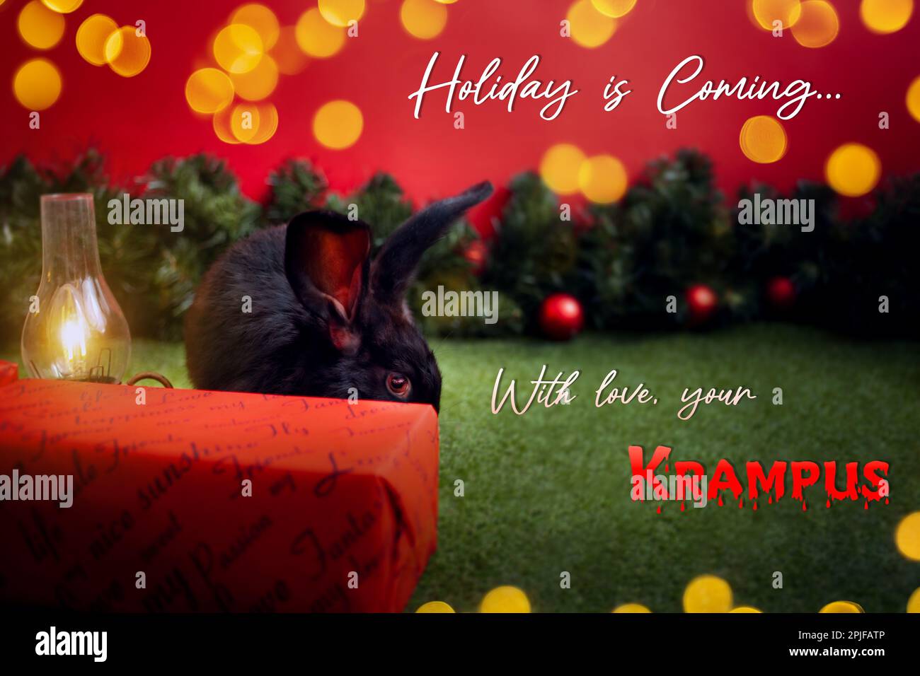 Il coniglio nero è il simbolo del 2023, Natale, Capodanno, vacanze invernali. Bello sfondo rosso, albero di Natale con palle e ghirland, spazio vuoto per Foto Stock