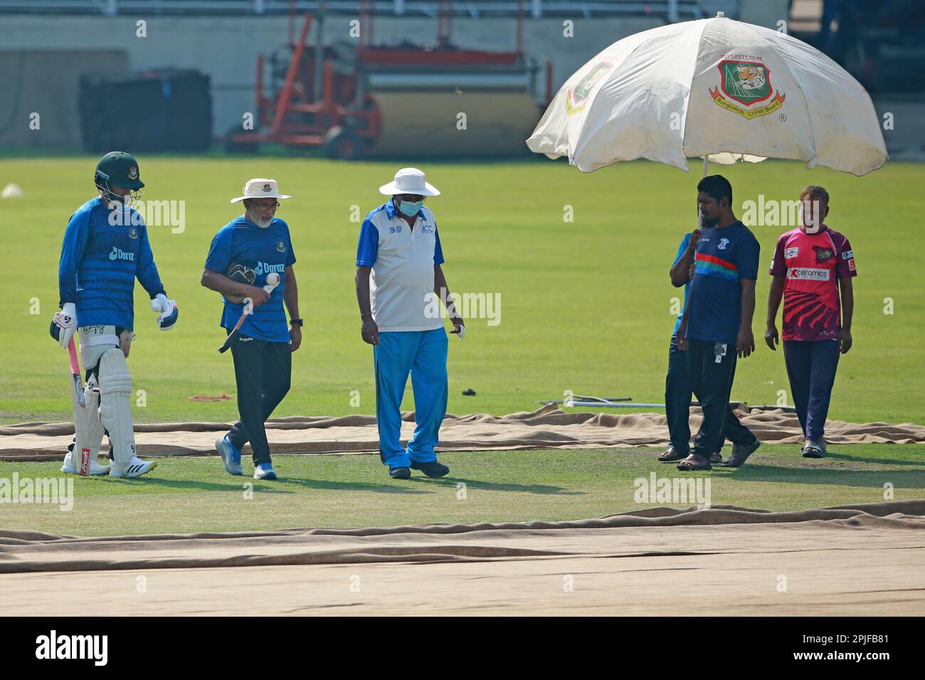 Tamim Iqbal Khan (L), Head Coach Chandika Haturusingha e Chief qurator Gamini DiSilva durante il Bangladesh Test Cricket Team partecipa alla sessione di pratica A. Foto Stock