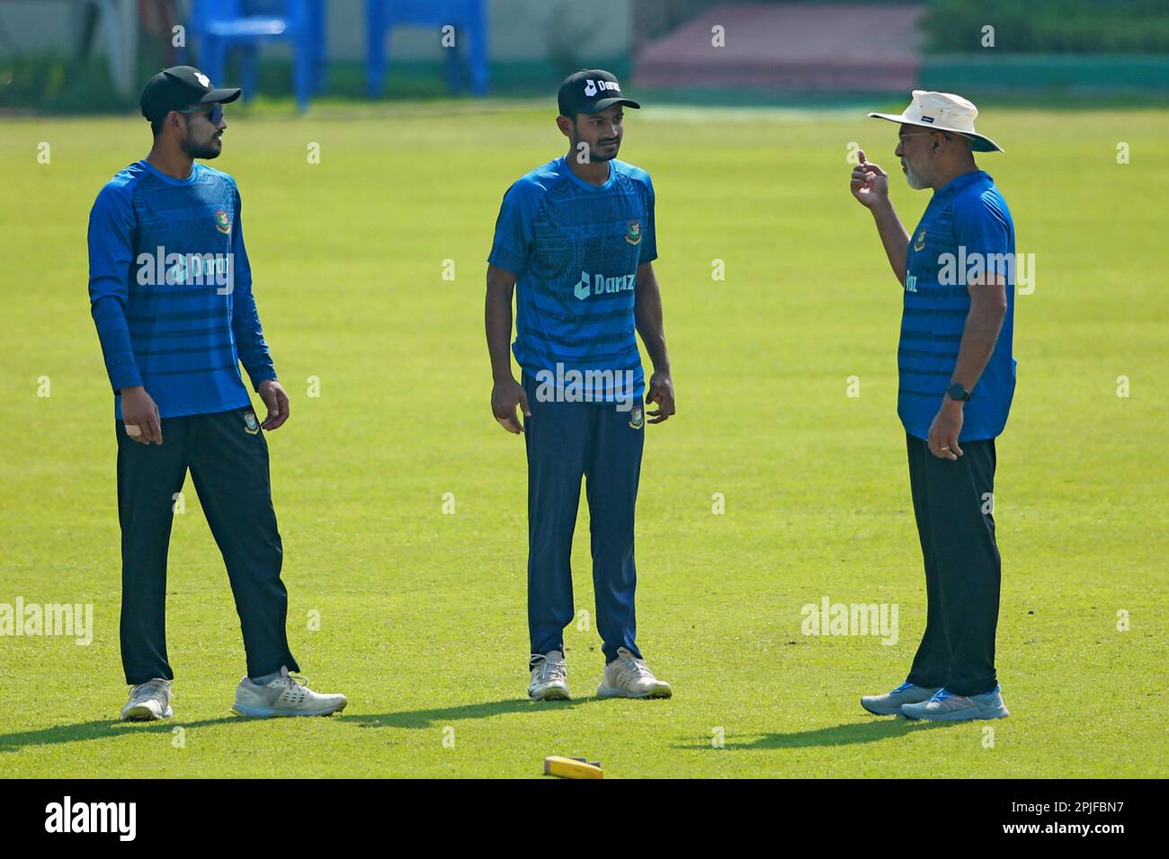 Nazmul Hasan Shanto (L), Mahmudul Hasan Joy e Head Coach Chandika Hathurusingha durante il Bangladesh Test Cricket Team partecipa a una sessione di pratica Foto Stock