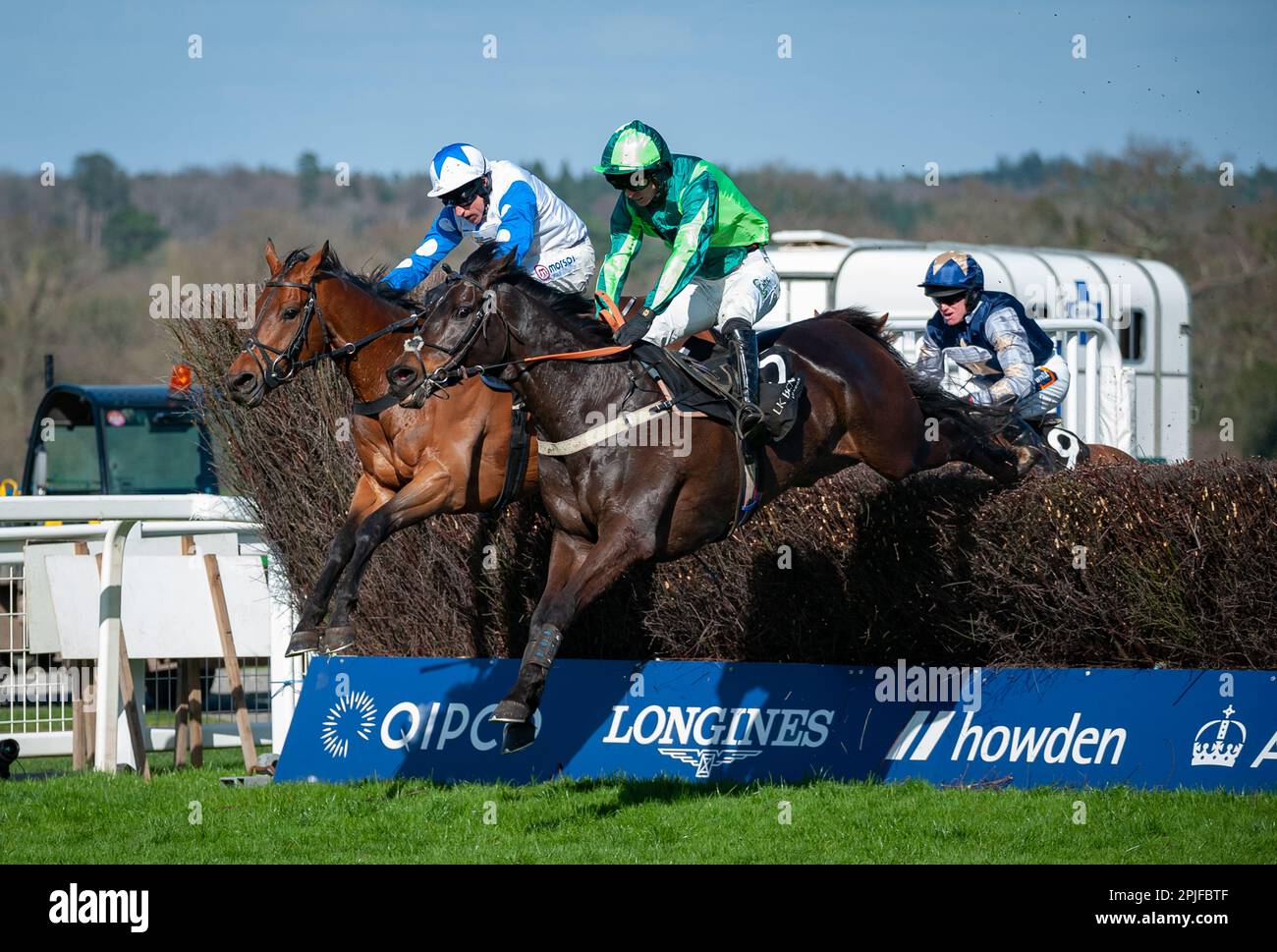 Ascot, Regno Unito. 02nd Apr, 2023. Black Gerry e Niall Houlihan vincono la Chase handicap LK Bennett per l'allenatore Gary Moore e il proprietario Mrs M.Devine Credit: JTW Equine Images/Alamy Live News Foto Stock