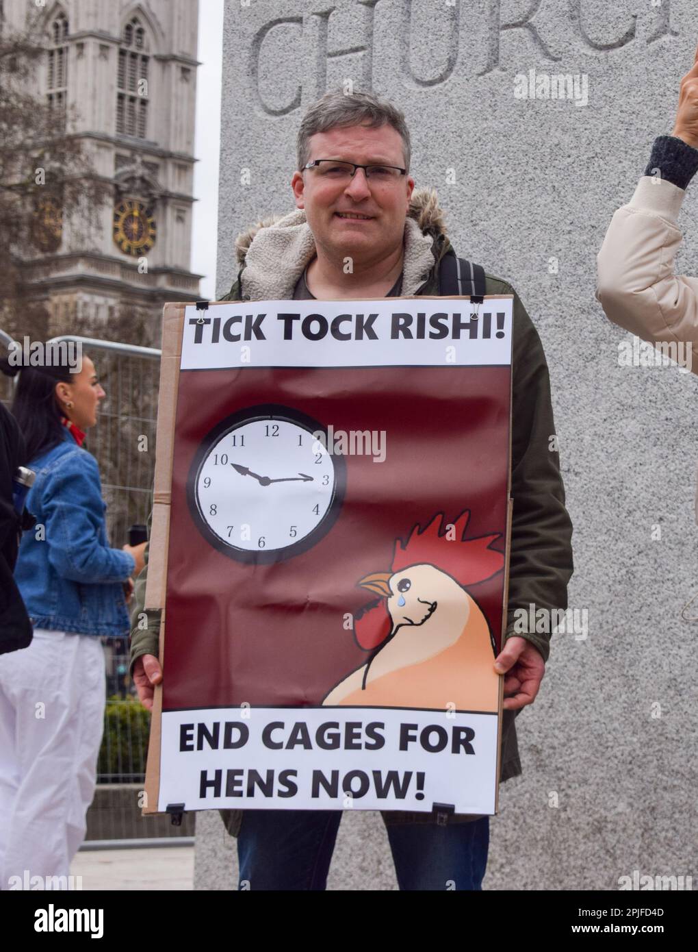 Londra, Regno Unito. 2nd aprile 2023. Gli attivisti per i diritti degli animali hanno organizzato una protesta in vista di Pasqua in Piazza del Parlamento, organizzata dalla Humane League UK, chiedendo al primo ministro britannico Rishi Sunak di vietare le gabbie per le galline. Attualmente, milioni di galline sono tenute in gabbie angusti per tutta la loro vita nelle aziende agricole del Regno Unito. Foto Stock