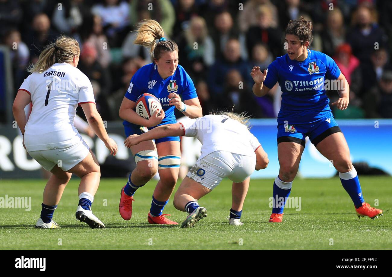 Francesca Sgorbini (seconda a sinistra) in Italia è affrontata da Marlie Packer (seconda a destra) e Mackenzie Carson (a sinistra) in Inghilterra durante la partita delle sei Nazioni di TikTok al Cinch Stadium ai Franklin's Gardens, Northampton. Data immagine: Domenica 2 aprile 2023. Foto Stock