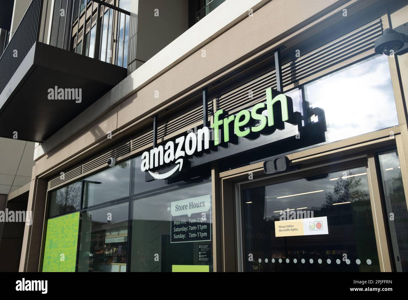 Londra - Febbraio 2023: Amazon Fresh Store a White City, Londra occidentale. Negozio di alimentari till-less e primo nel suo genere nel Regno Unito Foto Stock