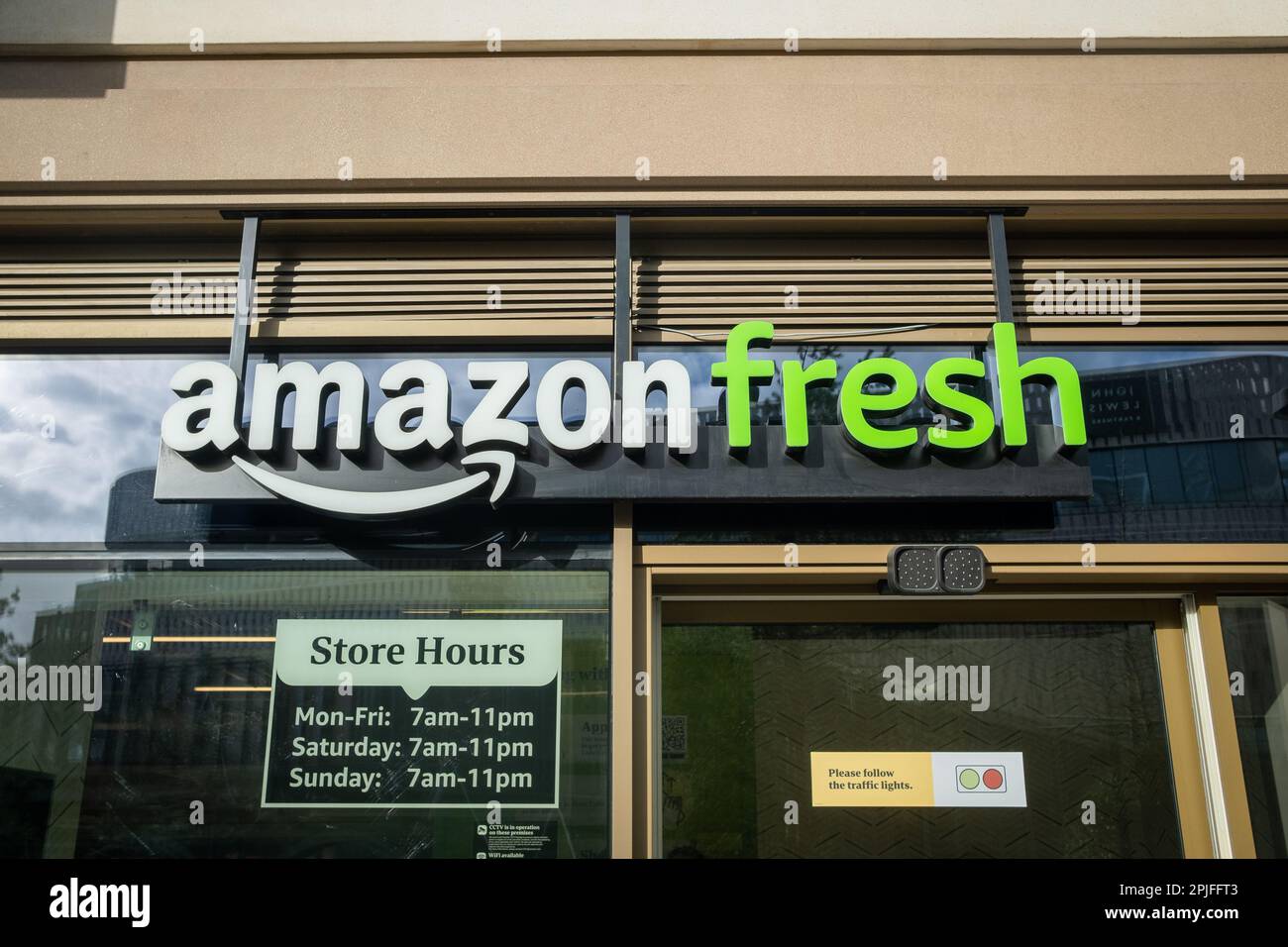 Londra - Febbraio 2023: Amazon Fresh Store a White City, Londra occidentale. Negozio di alimentari till-less e primo nel suo genere nel Regno Unito Foto Stock