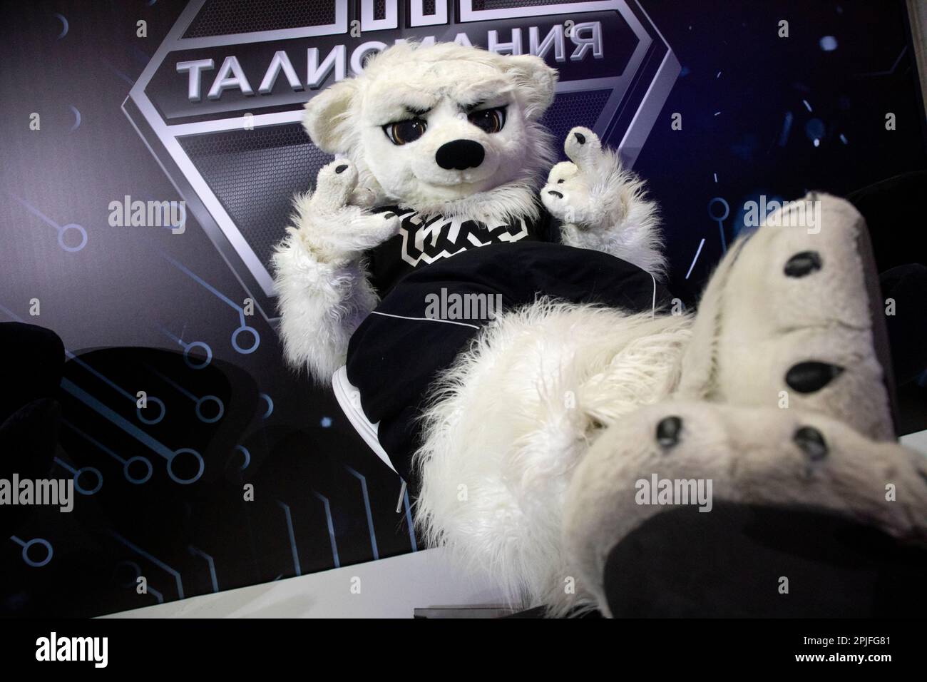 Mosca, Russia. 2nd aprile 2023. Mascotte ufficiale l'orso polare del Traktor Hockey Club (città di Chelyabinsk) è visto al negozio centrale per bambini di Lubyanka a Mosca, Russia Foto Stock