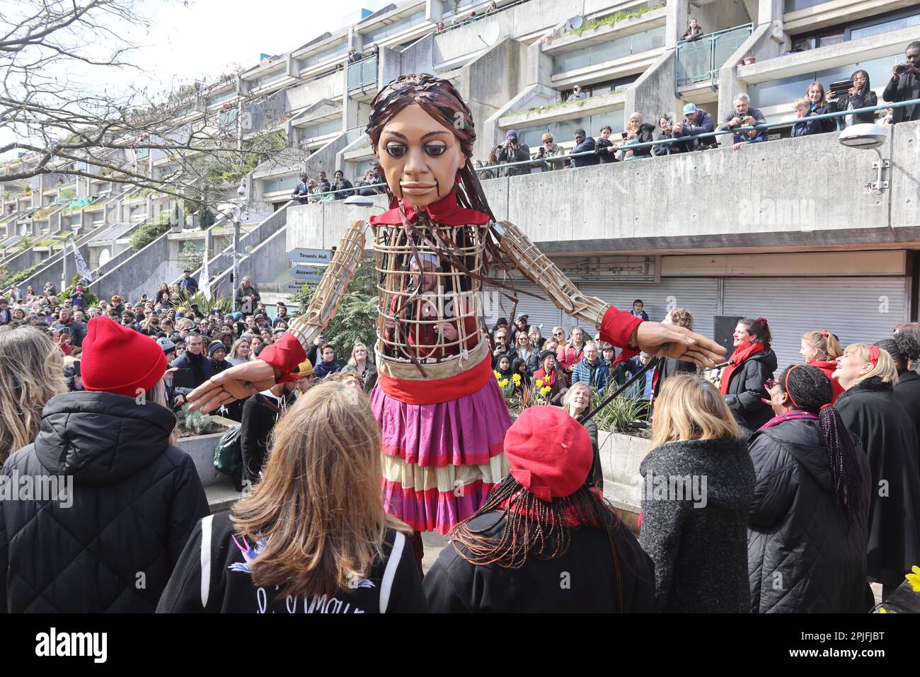 Londra, Regno Unito, 2nd aprile 2023. Little Amal, il burattino dei rifugiati siriani di 10 anni, cammina per Rowley Way a South Hampstead, Camden, per sostenere rifugiati e sfollati in tutto il mondo. Oggi ha avuto un significato speciale come il giorno in cui Pasqua, Pasqua e Ramadan coincidono. Credit: Monica Wells/Alamy Live News Foto Stock