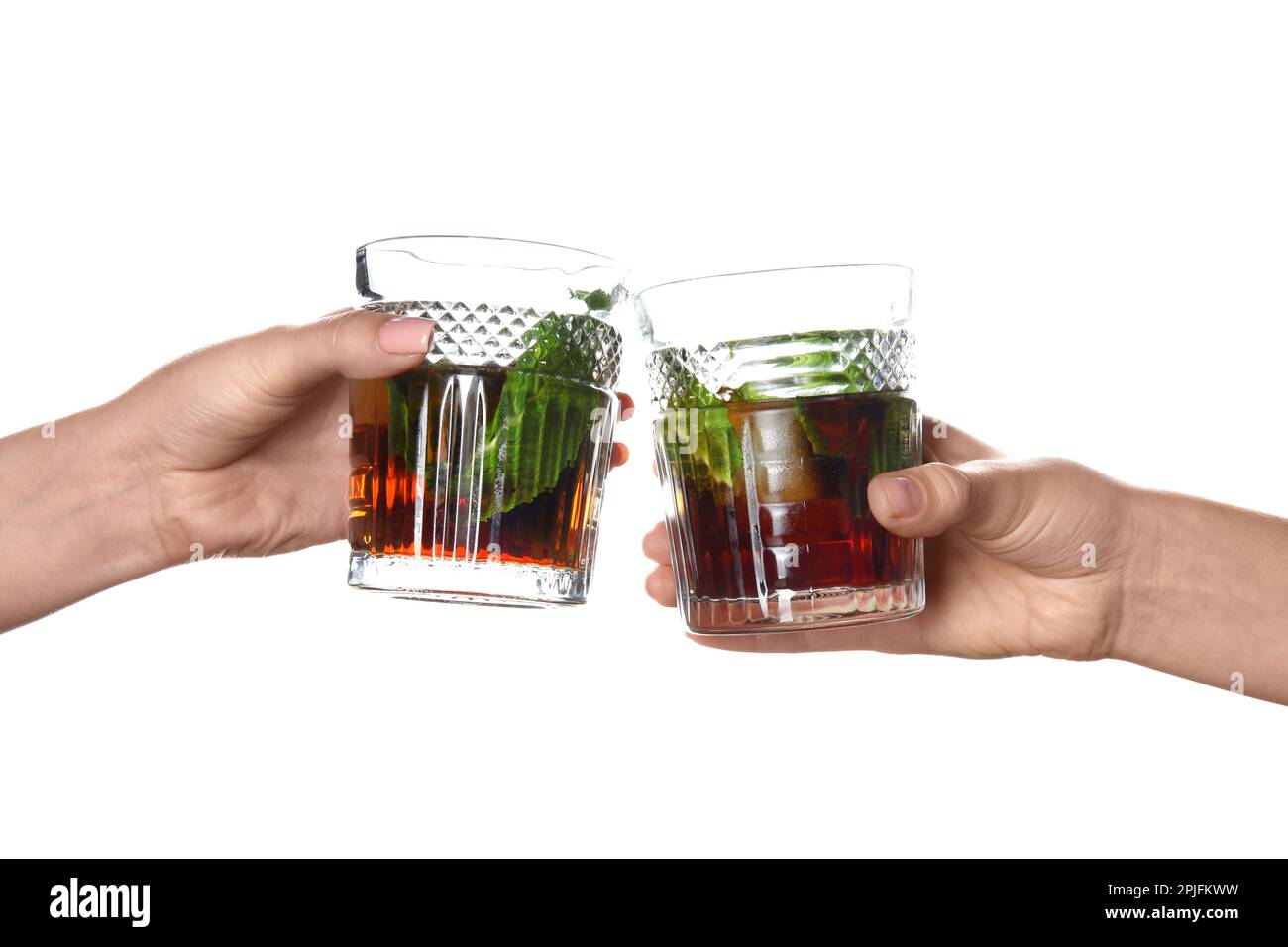 Donne che tengono bicchieri di rum freddo su sfondo bianco Foto Stock
