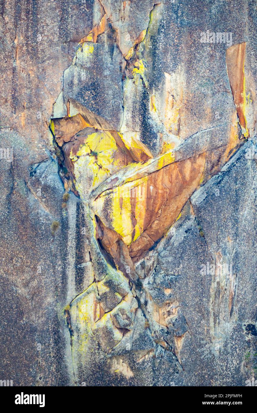 la roccia colorata dà un motivo armonico dello sfondo in diversi colori Foto Stock