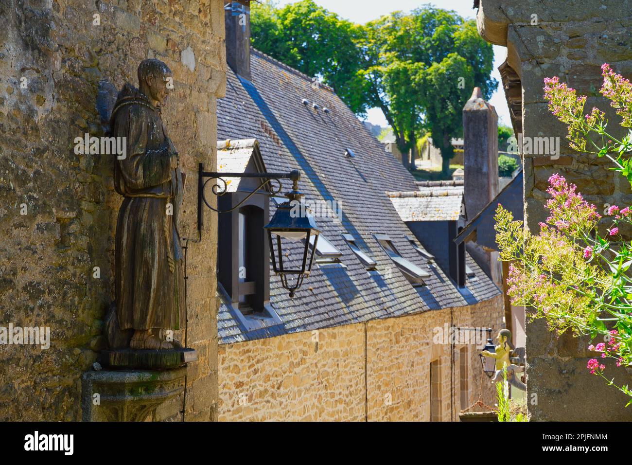 Scultura di monaco a Auray Foto Stock