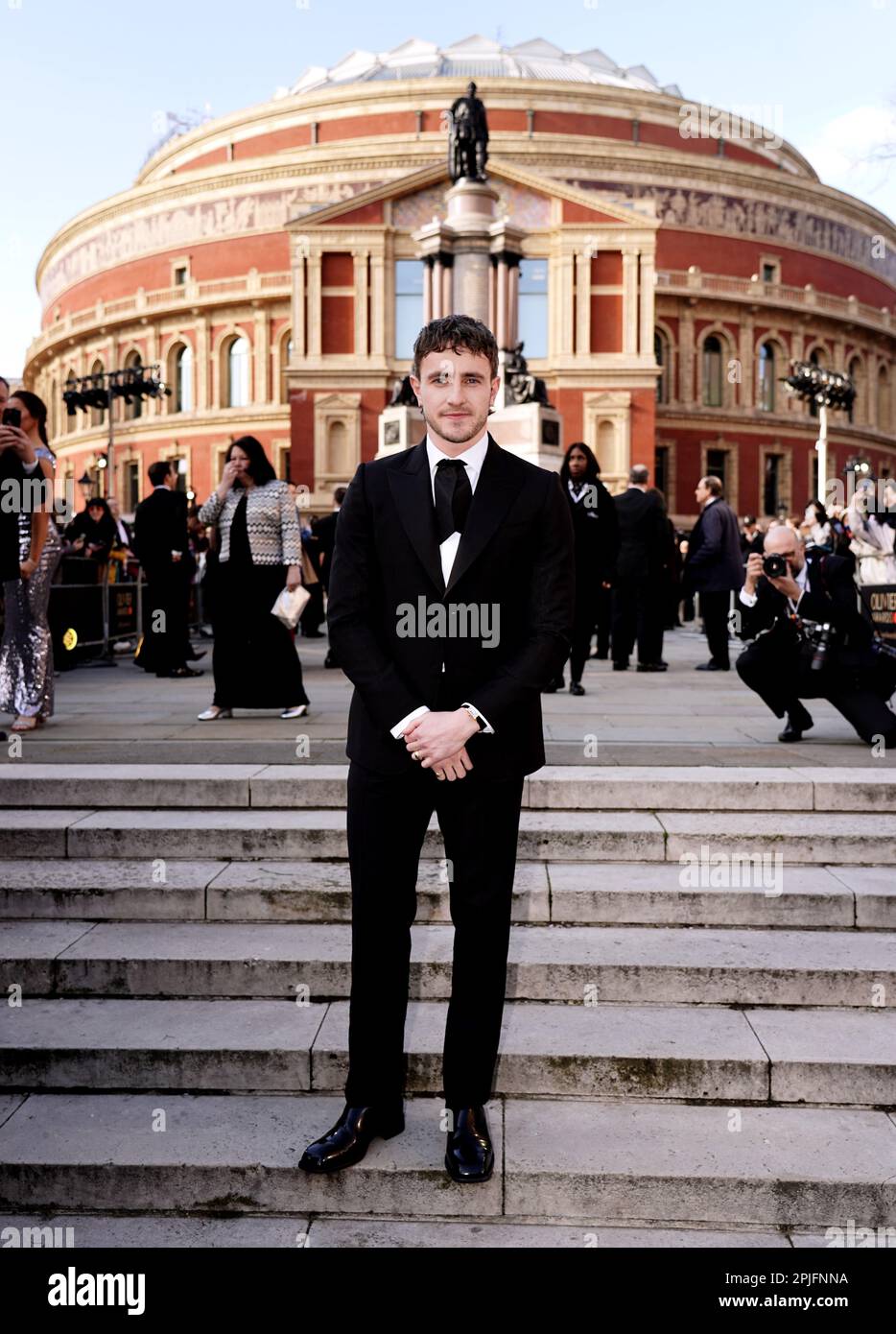 Paul Mescal partecipa agli Olivier Awards alla Royal Albert Hall di Londra. Data immagine: Domenica 2 aprile 2023. Foto Stock