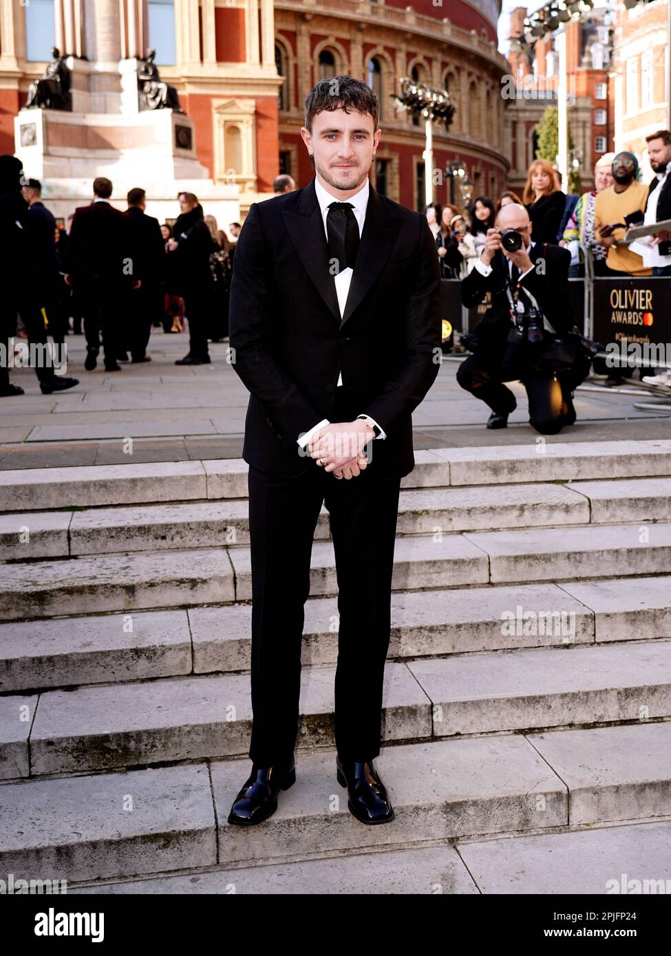 Paul Mescal partecipa agli Olivier Awards alla Royal Albert Hall di Londra. Data immagine: Domenica 2 aprile 2023. Foto Stock