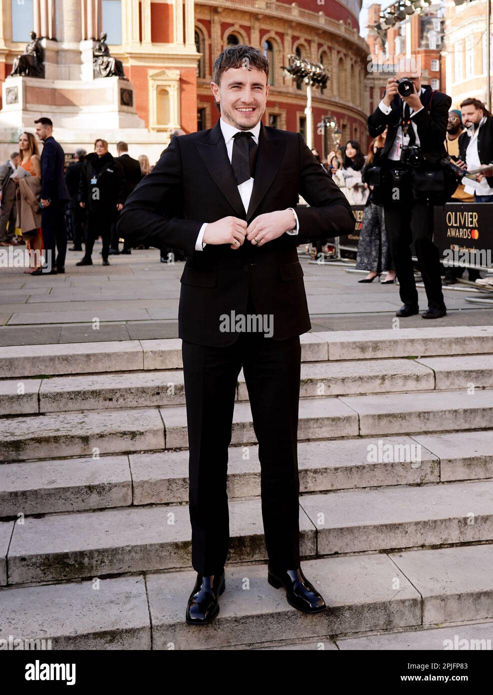 Paul Mescal partecipa agli Olivier Awards alla Royal Albert Hall di Londra. Data immagine: Domenica 2 aprile 2023. Foto Stock