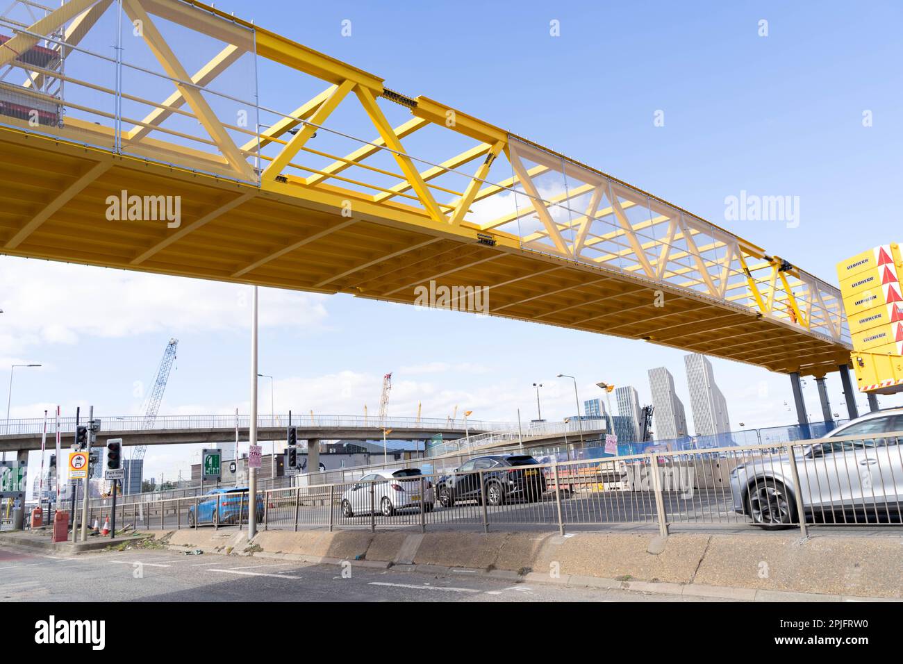 Londra UK, 2nd aprile 2023.Un nuovo ponte pedonale e ciclistico è in costruzione attraverso il A102 - la strada che passa attraverso il tunnel a Greenwich Londra UK Credit: Glosszoom/Alamy Live News Foto Stock