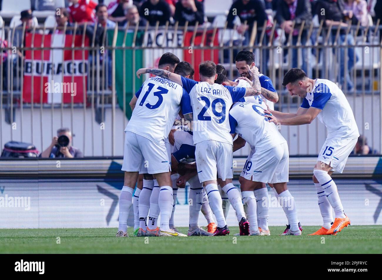 Monza, Italia - 2 aprile 2023, la squadra (SS Lazio) festeggia il traguardo di Sergej Milinkovic-Savic (SS Lazio) durante il campionato italiano Serie Una partita di calcio tra AC Monza e SS Lazio il 2 aprile 2023 allo stadio U-Power di Monza - Foto Luca Rossini / e-Mage Foto Stock