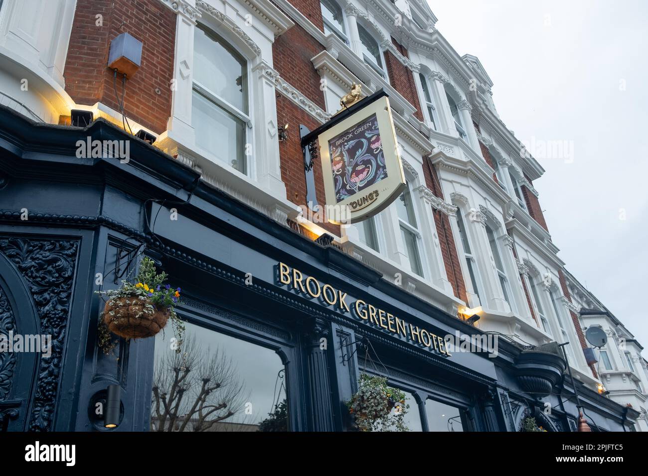Londra - Febbraio 2023: Brook Green Hotel e Youngs pub in Shepherds Bush Road ad Hammersmith, Londra ovest Foto Stock