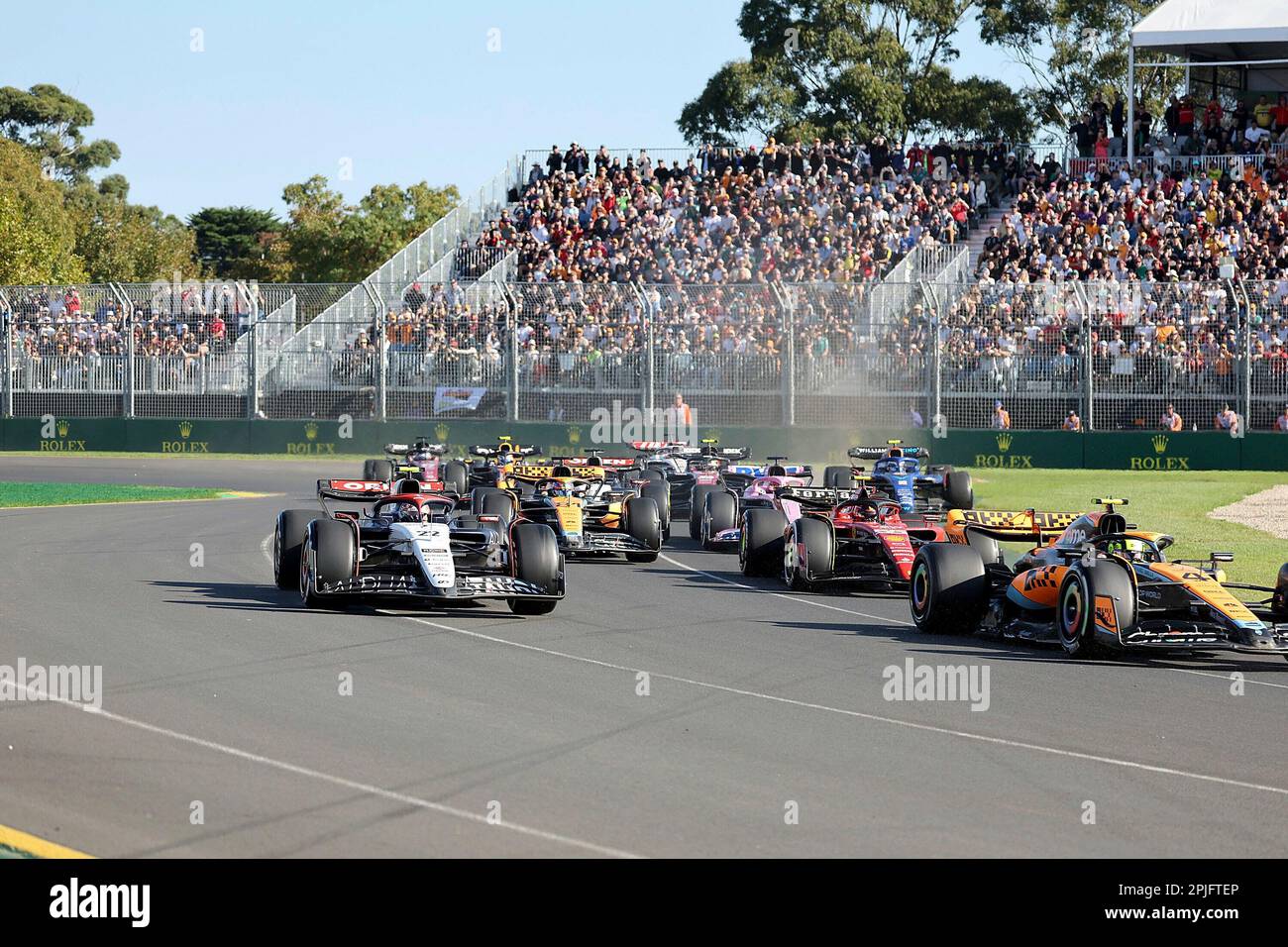 Melbourne, Australia. 02nd Apr, 2023. 2nd aprile 2023, Albert Park, Melbourne, FORMULA 1 ROLEX AUSTRALIAN GRAND PRIX 2023 Lando Norris (GBR), McLaren F1 Team, Yuki Tsunoda (JPN), Scuderia AlphaTauri, Carlos Sainz Jr. (ESP), Scuderia Ferrari Credit: dpa/Alamy Live News Foto Stock