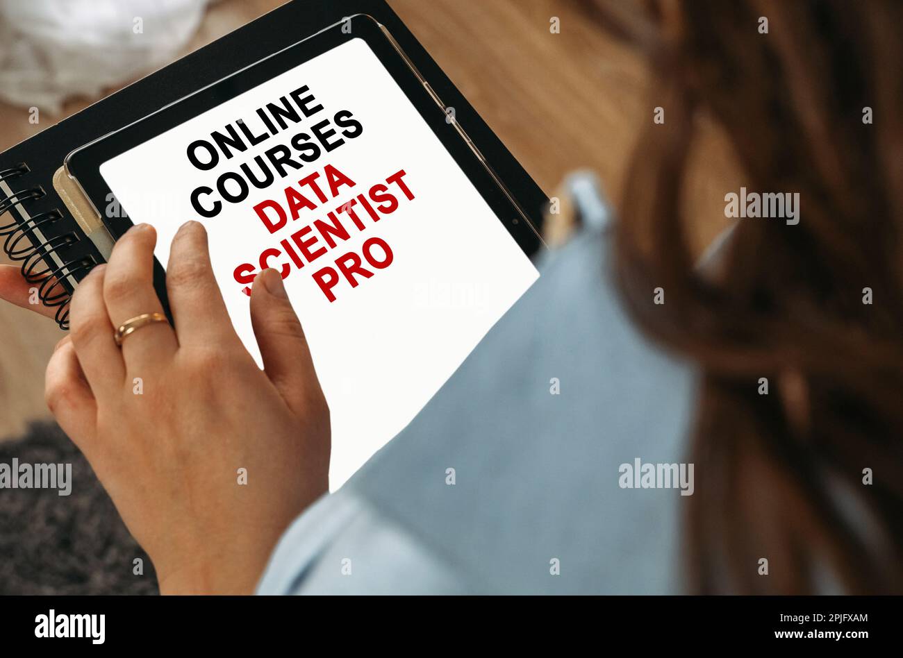 Concetto di apprendimento online. Una donna tiene in mano un tablet sullo schermo di cui è scritto - corsi online Data Scientist PRO Foto Stock