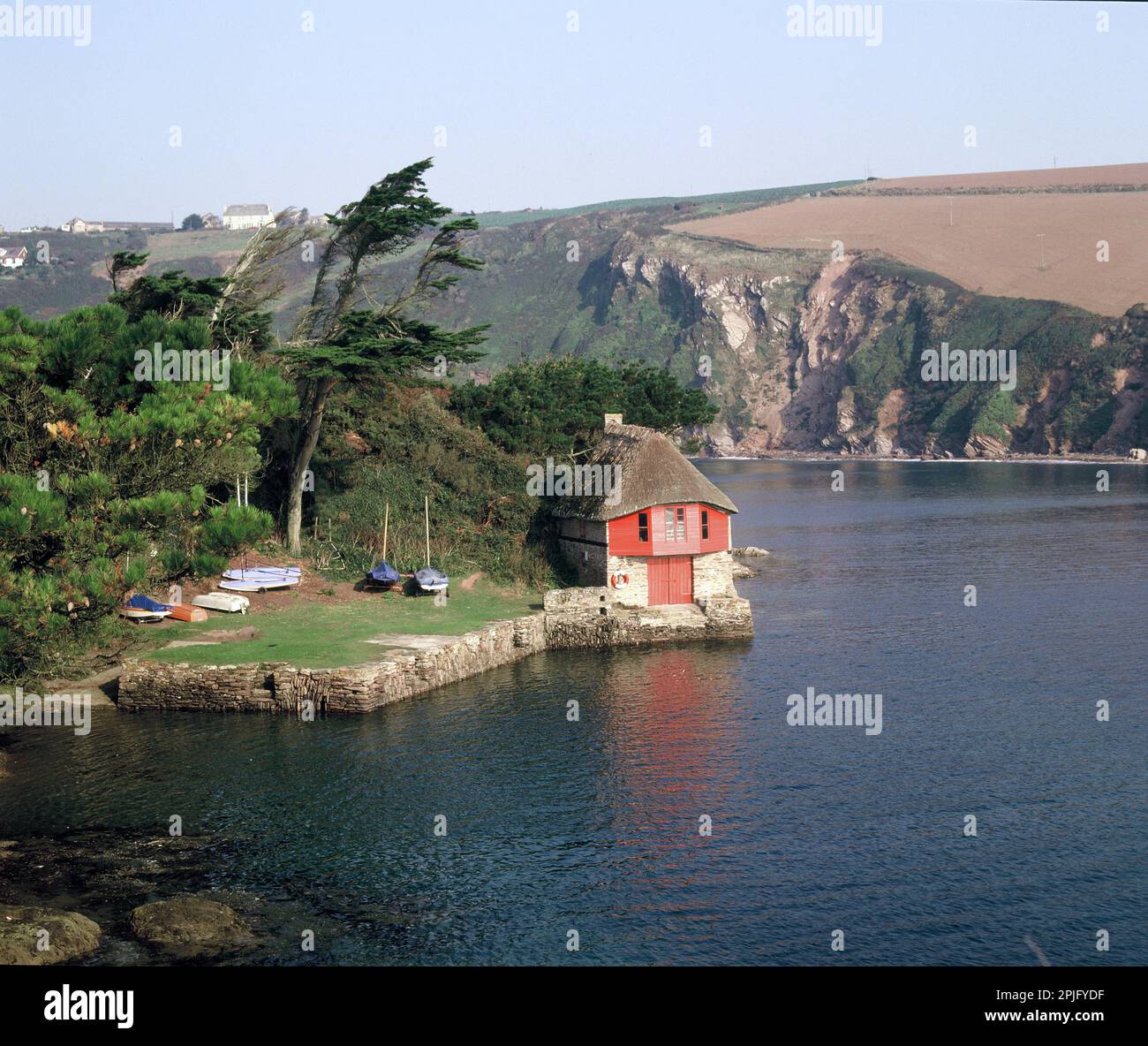Regno Unito. Inghilterra. Devon. Bantham. Boathouse con tetto in paglia (cottage dei pescatori). Foto Stock