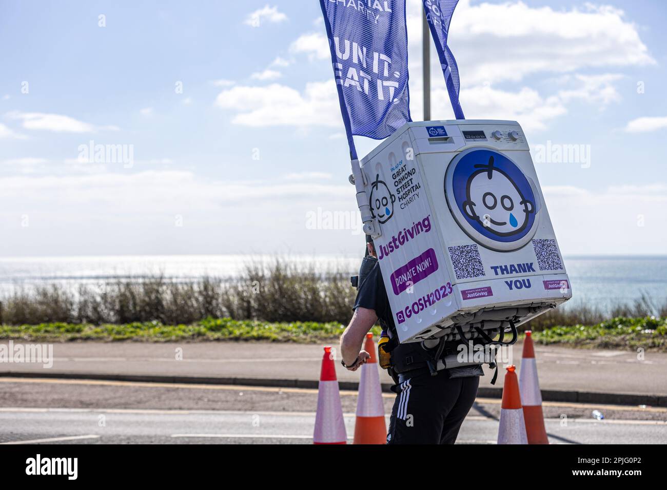 Un uomo ha corso la maratona di Brighton di 26 miglia portando una lavatrice su è tornato in aiuto del Great Ormond Street Hospital più di 10.000 persone prendono parte alla maratona di Brighton Una nuova era per il Brighton Marathon Weekend iniziato oggi (Domenica 2 Aprile) Più di 10.000 persone hanno riempito le strade della città partecipando alla 2023 BM10K e alla Brighton Marathon. Entro le 16:00, più di 7.000 persone avevano terminato l'iconica Brighton Marathon in una nuovissima linea di arrivo presso gli Hove Gardens, allietata da una folla enorme che costeggiano il percorso di 26,2 km. Dopo la fine, i partecipanti hanno apprezzato il nuovo Beach Village wh Foto Stock