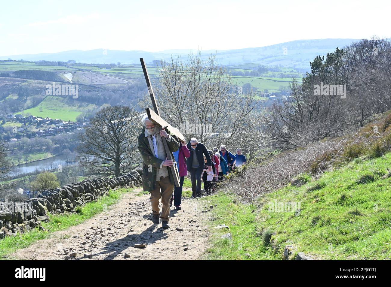 Intorno al 20 hanno partecipato all'annuale pellegrinaggio della Domenica delle Palme, Way of the Cross, organizzato dai cristiani di Hayfield insieme, portando una croce dalla Chiesa di San Matteo fino alla cima del Lantern Pike fuori dall'Hayfield Village, nel Derbyshire e tenendo un breve servizio di inni e preghiere. Foto Stock