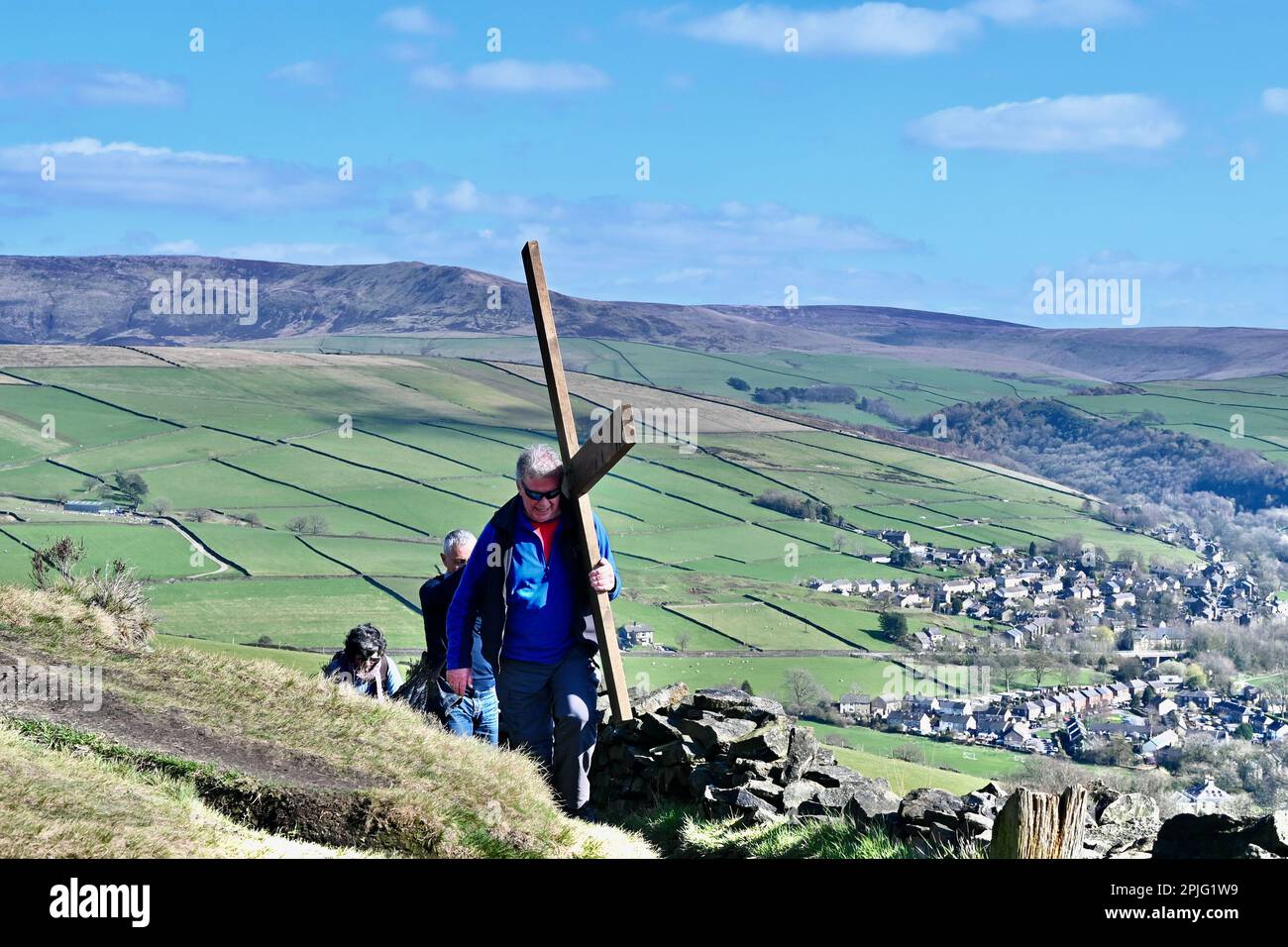 Intorno al 20 hanno partecipato all'annuale pellegrinaggio della Domenica delle Palme, Way of the Cross, organizzato dai cristiani di Hayfield insieme, portando una croce dalla Chiesa di San Matteo fino alla cima del Lantern Pike fuori dall'Hayfield Village, nel Derbyshire e tenendo un breve servizio di inni e preghiere. Foto Stock