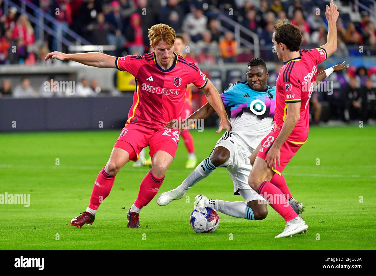 St Louis, Stati Uniti. 01st Apr, 2023. Minnesota United Forward Mender García (28) cade al tappeto erboso come St. Louis, difensore della città, Tim Parker (26, a sinistra) e St Louis City centrocampista Jared Stroud (8) difendere. Il Minnesota United FC ha sconfitto la STL City SC 1-0 in una partita di calcio della Major League al CITY Park Stadium di St Louis, Missouri, sabato 1 aprile 2023. Foto di Tim Vizer/Sipa USA Credit: Sipa USA/Alamy Live News Foto Stock