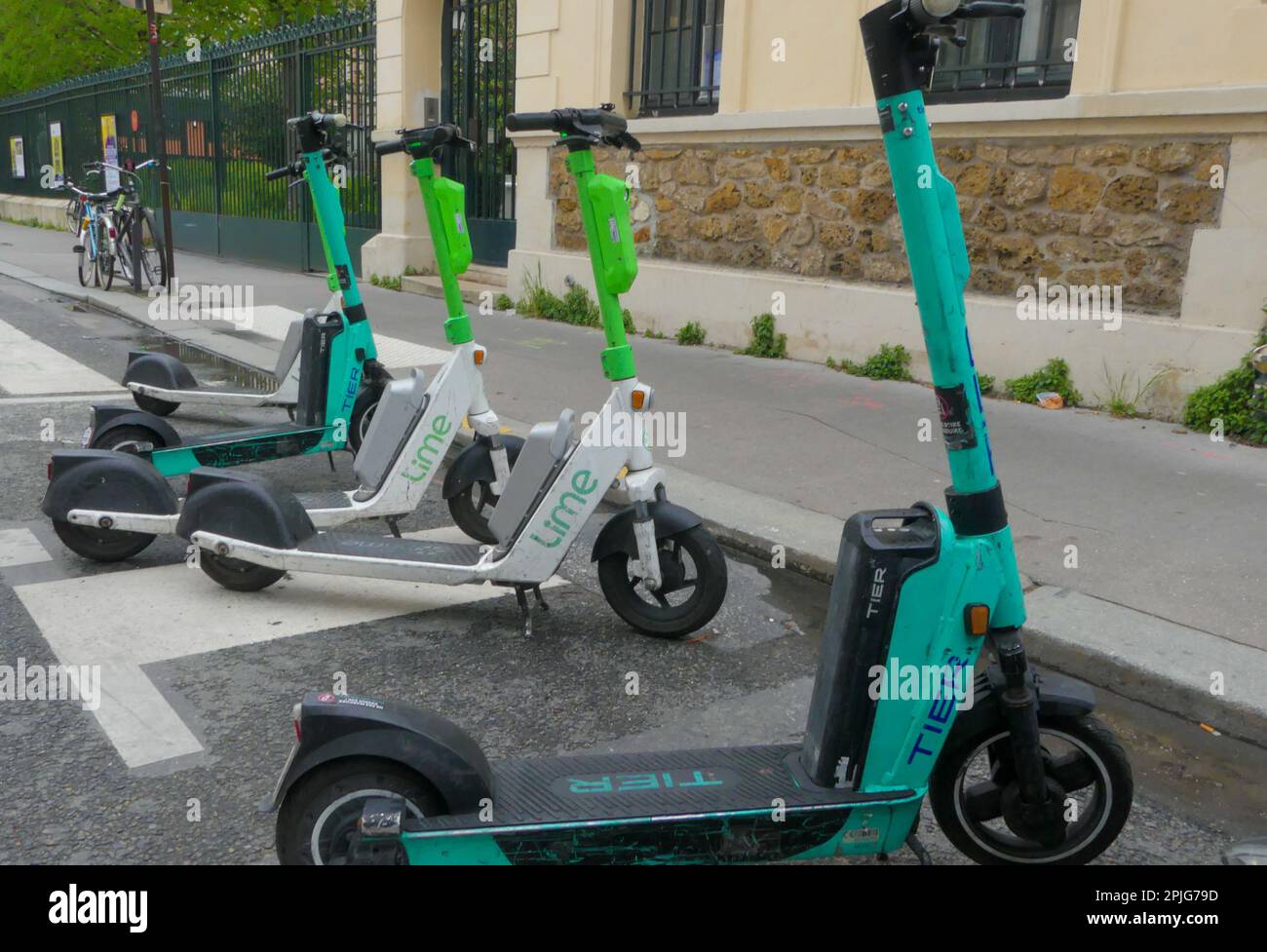 Parigi, Francia. Aprile 02. 2023. Vista degli scooter elettrici a spinta sulla strada. Self-service mezzi di trasporto ecologici in affitto. Foto Stock